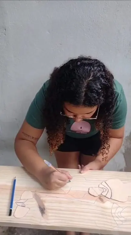 A artesã Layanne em processo de criação — foto 1