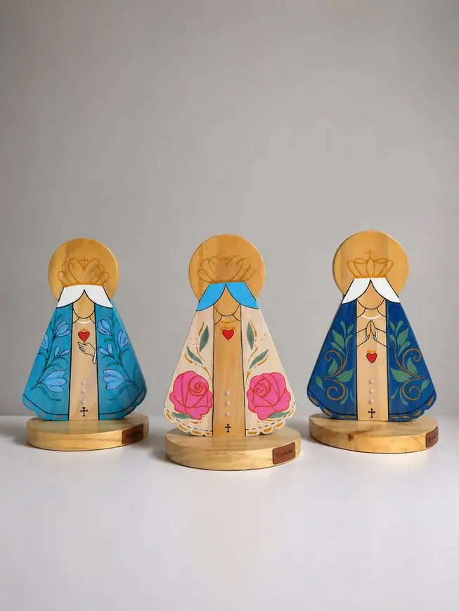Três imagens de Nossa Senhora em madeira pintada